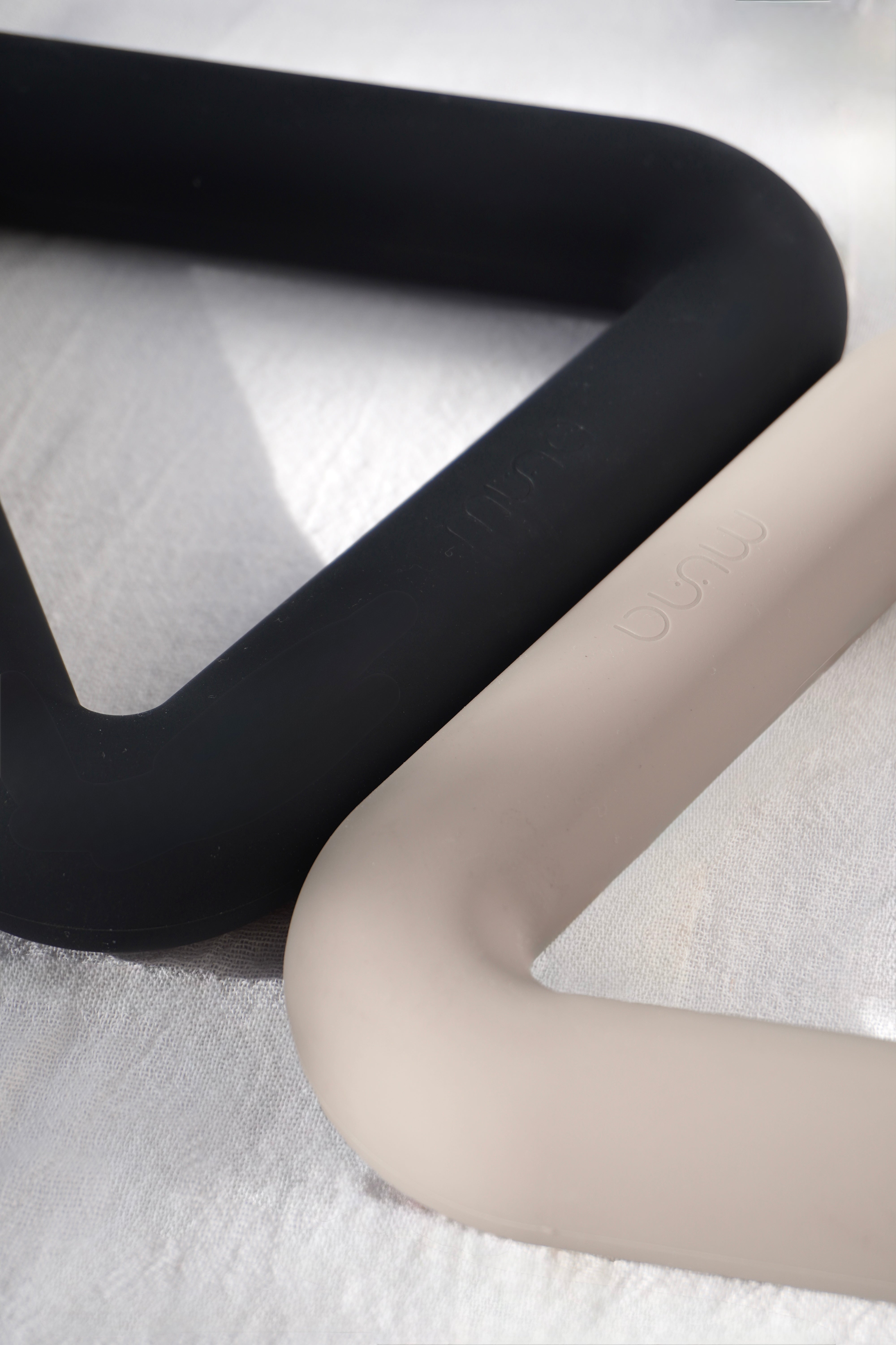 MUNA Triangle Dumbbell — Silicone & Cast Iron | 7 lb