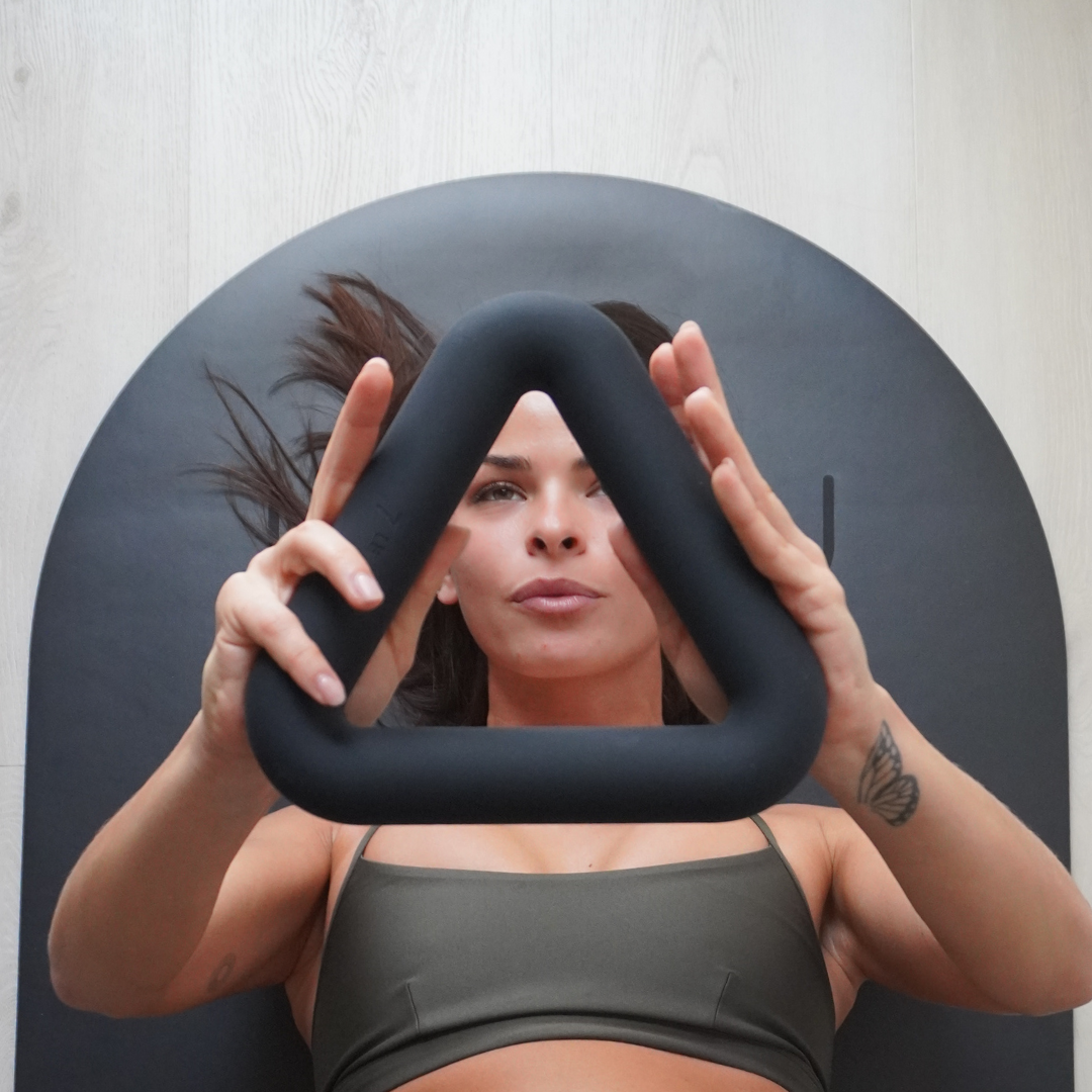 MUNA Triangle Dumbbell — Silicone & Cast Iron | 7 lb