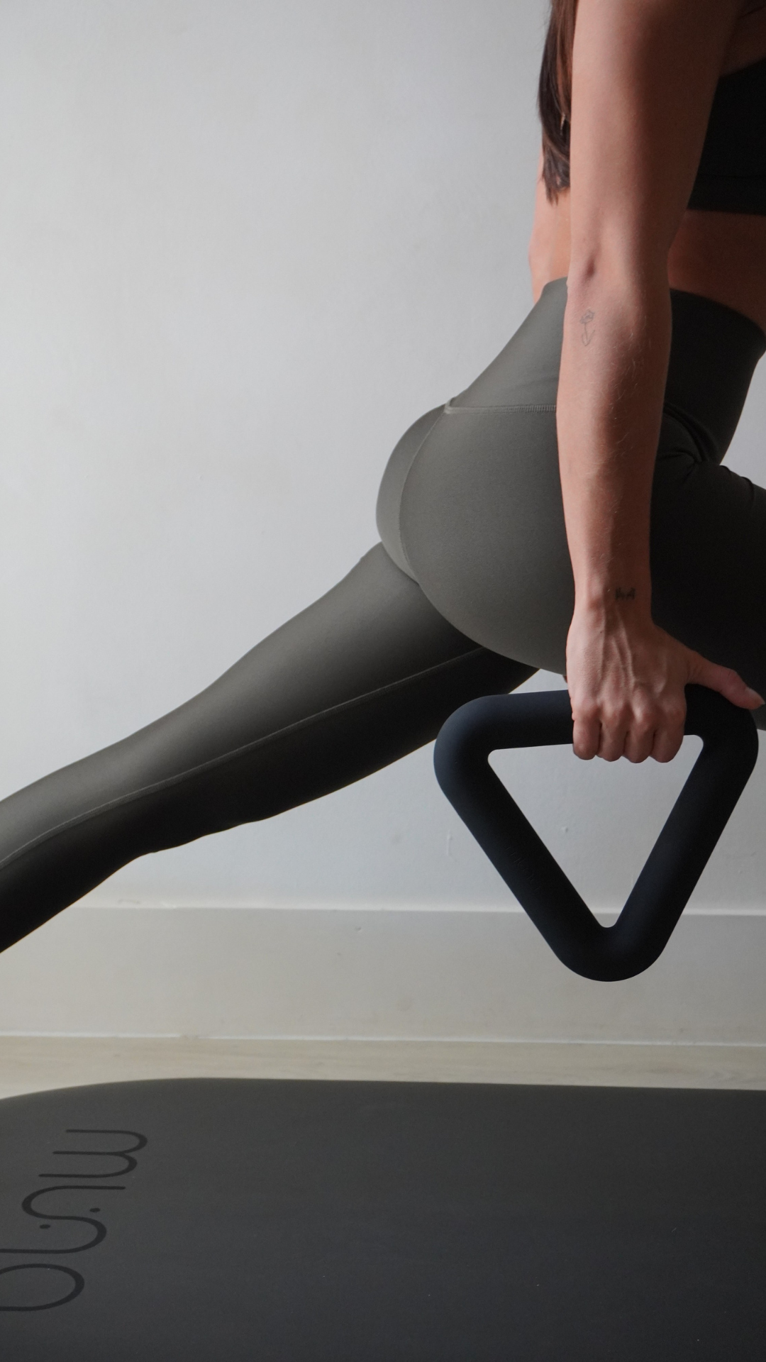 MUNA Triangle Dumbbell — Silicone & Cast Iron | 7 lb